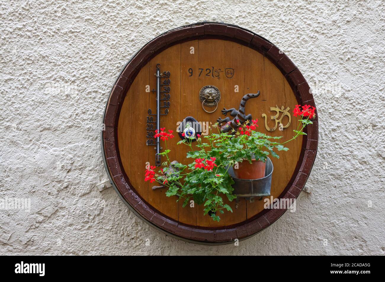 Dessus de fût à vin, décoration de mur extérieur, gecko, grenouille, thermomètre, oeil turc, fleurs, mur de stuc, Moselle, Europe, vallée de la Moselle, Zell; Allemagne Banque D'Images