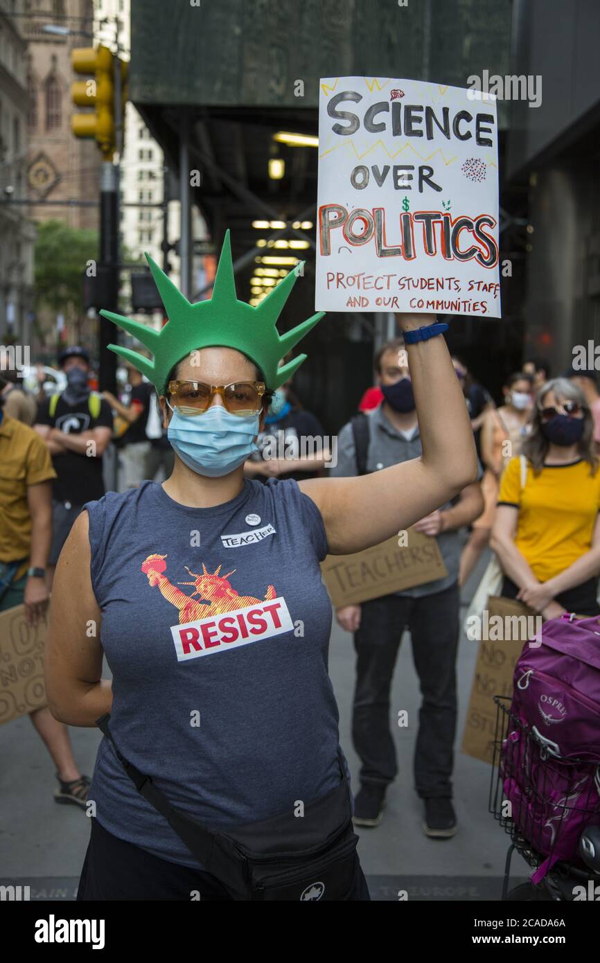 Les enseignants, parents, étudiants et autres personnes de la ville de New York participent à un rassemblement et à une marche de la « Journée nationale de la résistance aux réouvertures d'écoles dangereuses » qui s'est déroulée du siège de l'UFT à Lower Broadway au Département de l'éducation et à Foley Square à Manhattan. Banque D'Images