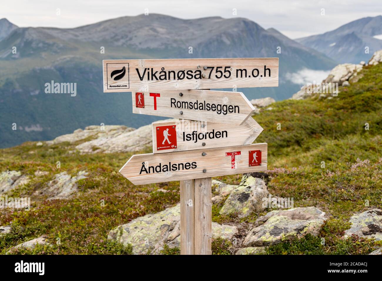 AANDALSNES, NORVÈGE - 2018 AOÛT 02. Panneau de randonnée en haut de la montagne à Romsdalseggen Banque D'Images