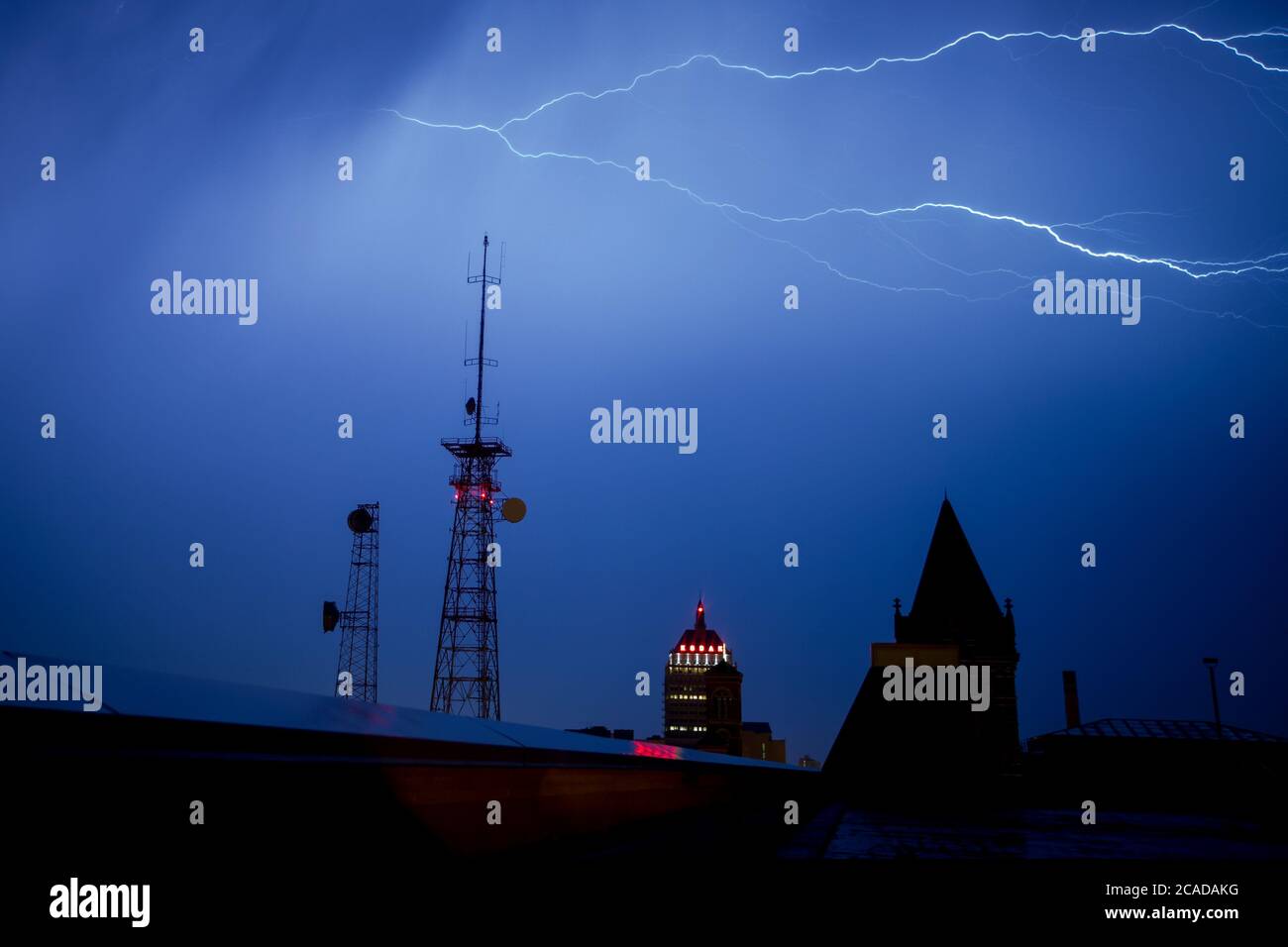 Nuages sombres et foudre au-dessus de Rochester, la ville natale d'Eastman Kodak. Autrefois géant, Eastman Kodak lutte pour survivre dans le monde de l'imagerie numérique. En août 2020, la société a annoncé qu'elle allait passer à la fabrication pharmaceutique. Banque D'Images