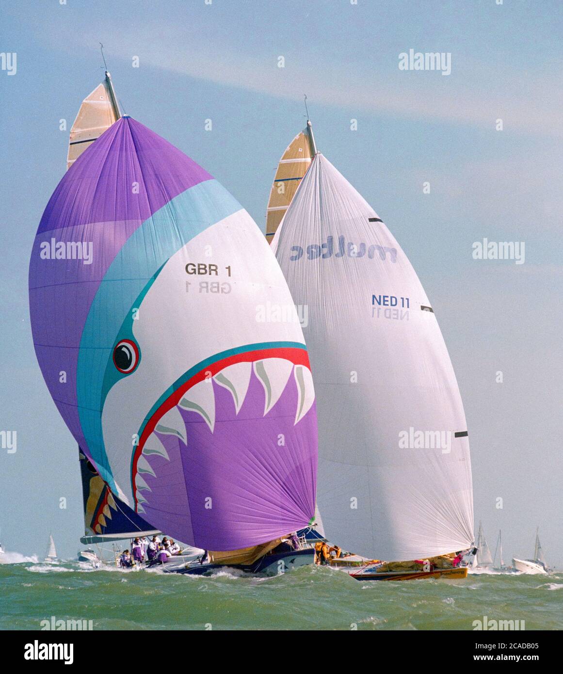 Les yachts qui se disputent la dernière partie de la course de Whitbread Round the World Race 1997-1998 dans le Solent approchant de la ligne d'arrivée à Southampton, Angleterre, Royaume-Uni - vue de l'entrée britannique Silk Cut broché par Lawrie Smith Banque D'Images