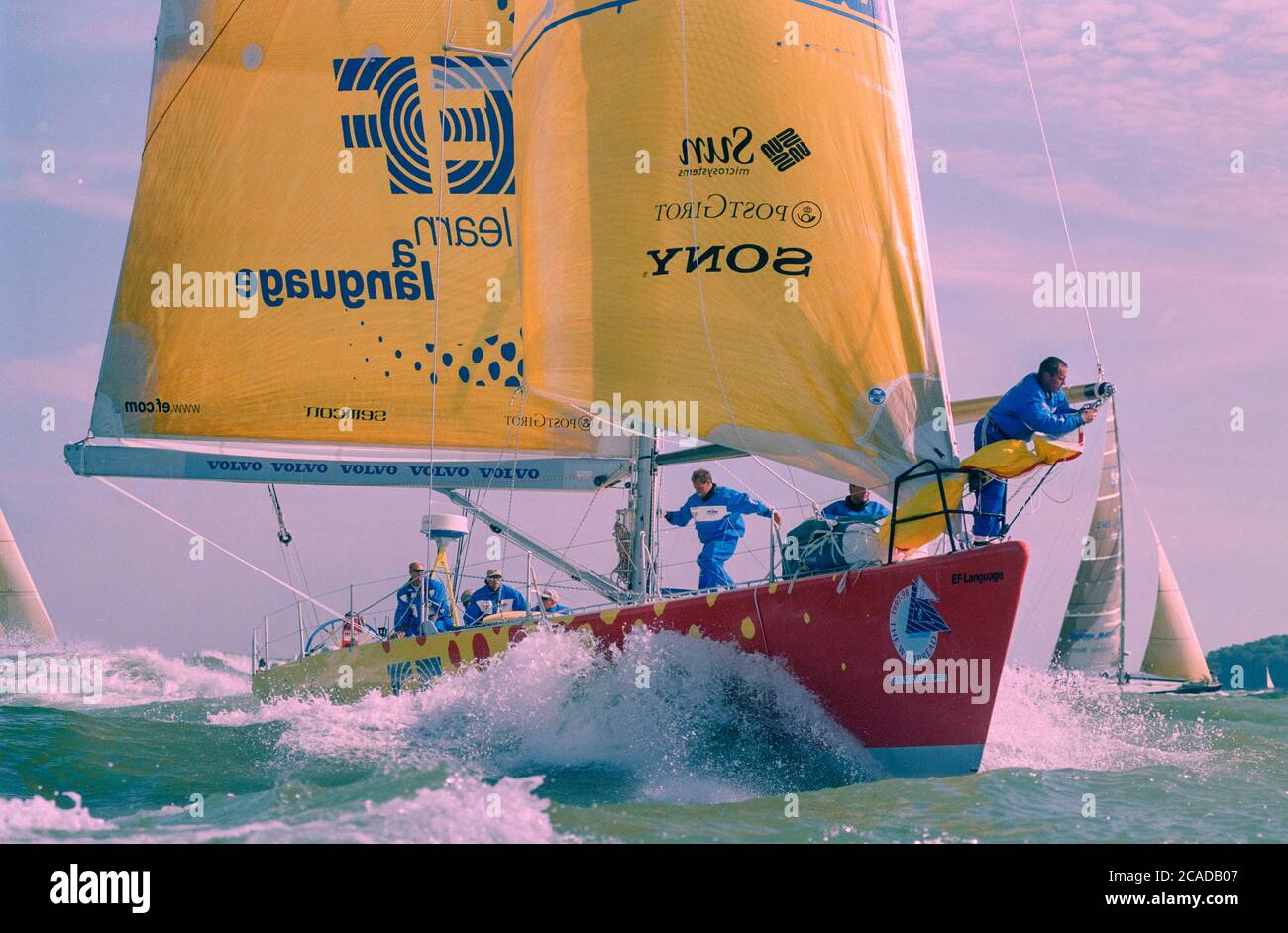 Les yachts qui se disputent la dernière partie de la course de Whitbread Round the World Race 1997-1998 dans le Solent approchant la ligne d'arrivée à Southampton, Angleterre, Royaume-Uni - vue du yacht gagnant EF Language skipped par Paul Cayard Banque D'Images