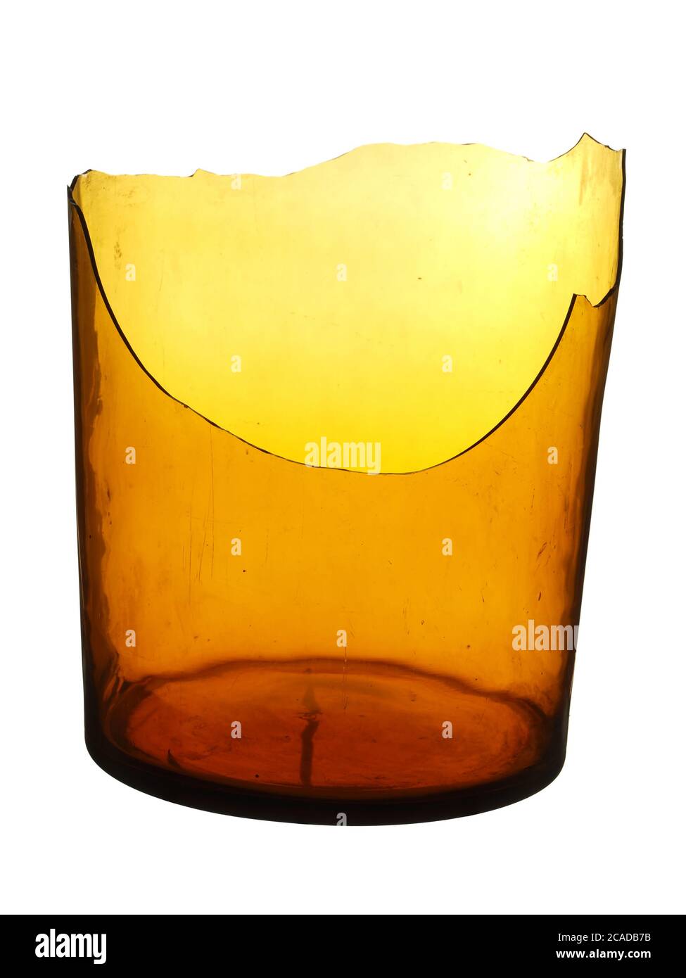 Flacon marron cassé isolé sur fond blanc. Éclats de verre. Banque D'Images