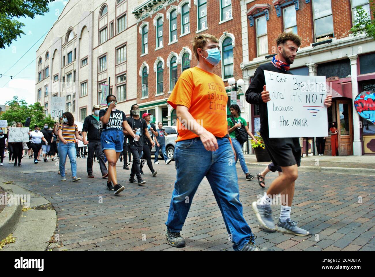 Dayton, Ohio, États-Unis 05/30/2020 des manifestants lors d'un rassemblement de personnes noires défilent dans la rue en tenant des panneaux et en portant des masques devant N Banque D'Images