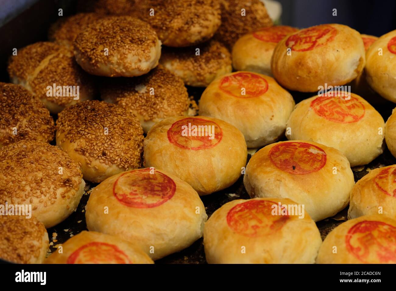 Gros plan sur les gâteaux de lune de porc (farcis à la viande). En-cas chinois traditionnel pendant le festival de la mi-automne. Banque D'Images