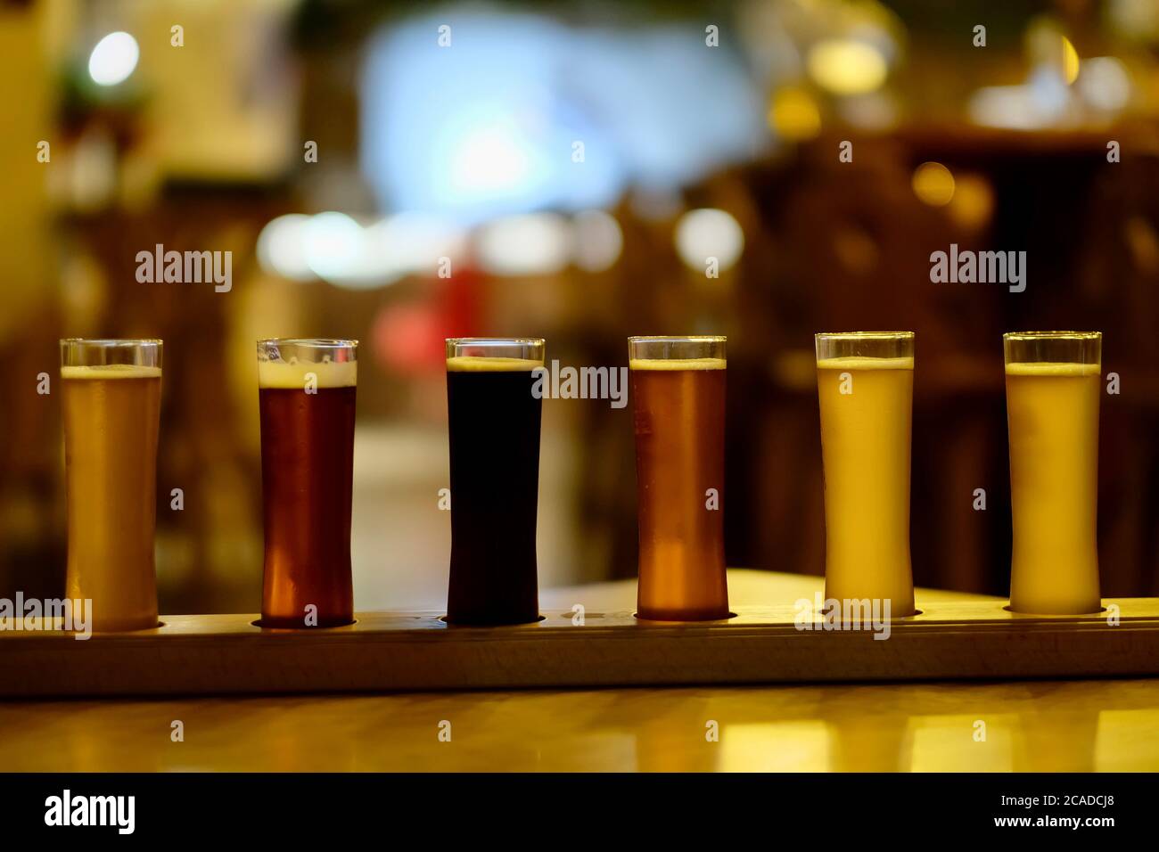 gros plan sur divers types de bière en pinte sur la table du bar. Verres de bière en différentes couleurs. Arrière-plan flou Banque D'Images