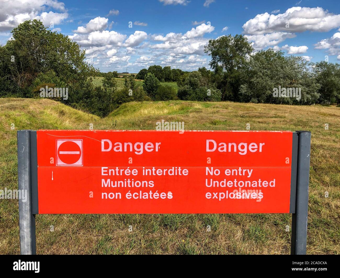 Un panneau d'avertissement sur les munitions non explosées au site commémoratif de Beaumont Hamel à Terre-Neuve. Banque D'Images