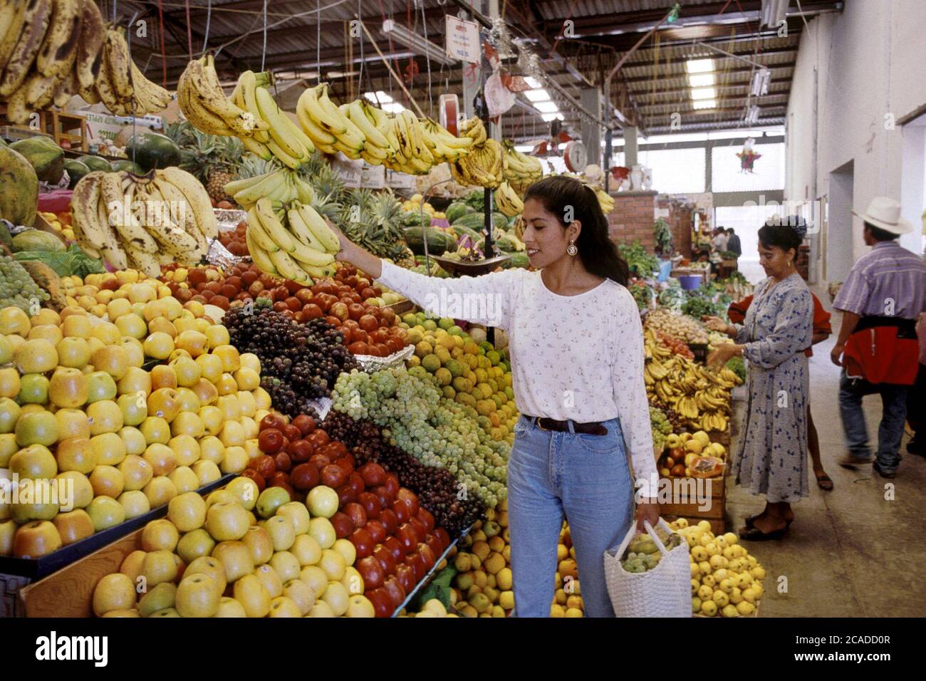 San Miguel del Allende, Mexique : les femmes achètent des fruits et des légumes dans une épicerie locale bien approvisionnée. ©Bob Daemmrich Banque D'Images