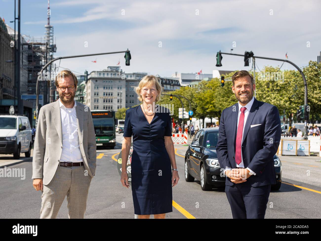 Hambourg, Allemagne. 06e août 2020. Le sénateur pour le redressement des transports et de la mobilité, Anjes Tjarks (Verts), le sénateur du ministère du développement urbain et du logement, le Dr Dorothee Stapelfeldt (SPD) et le directeur de district Falko Droßmann informent lors d'une conférence de presse de l'état d'avancement du projet sur le chemin vers le centre-ville pauvre en voiture. Le Jungfernstieg sur le Binnenalster et le Passagenviertel adjacent doivent devenir aussi libres de voiture que possible. Le SPD et les Verts l'ont convenu lors des négociations de coalition au printemps. Crédit : Ulrich Perrey/dpa/Alay Live News Banque D'Images