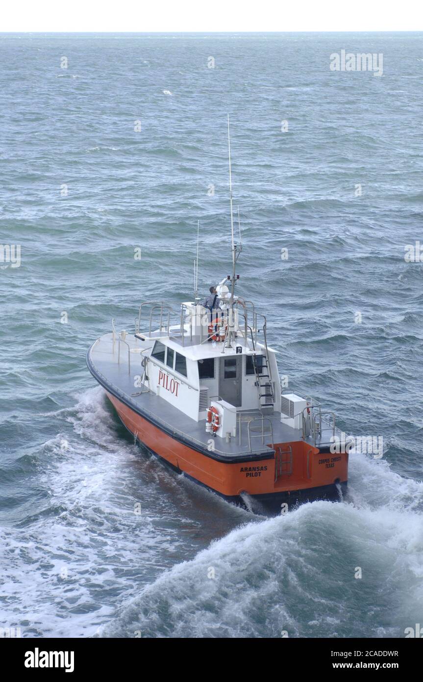 Port Aransas, Texas États-Unis, 15 janvier 2006 : le bateau-pilote qui amène le pilote du port au navire pour faciliter sa sortie du canal d'Aransas et dans le port de Corpus Christi dans la baie de Corpus Christi. ©Bob Daemmrich Banque D'Images