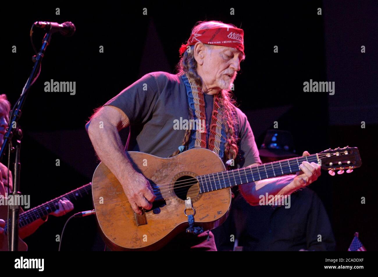 Alpine, Texas États-Unis, 14 février 2006 : la légende musicale américaine Willie Nelson se produit le jour de la Saint-Valentin à l'Université d'État de Sul Ross dans le cadre d'un bénéfice pour la nouvelle station de radio publique Marfa qui a commencé à diffuser mardi. ©Bob Daemmrich Banque D'Images