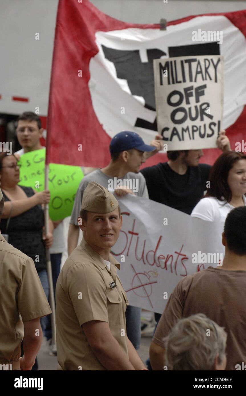 Austin, Texas États-Unis, 4 mars 2006 : des étudiants protestent contre la présence de recruteurs militaires lors d'une journée portes ouvertes des forces armées sur le campus d'Austin de l'Université du Texas. Aucune arrestation n'a été signalée lors de la manifestation pacifique. ©Bob Daemmrich Banque D'Images