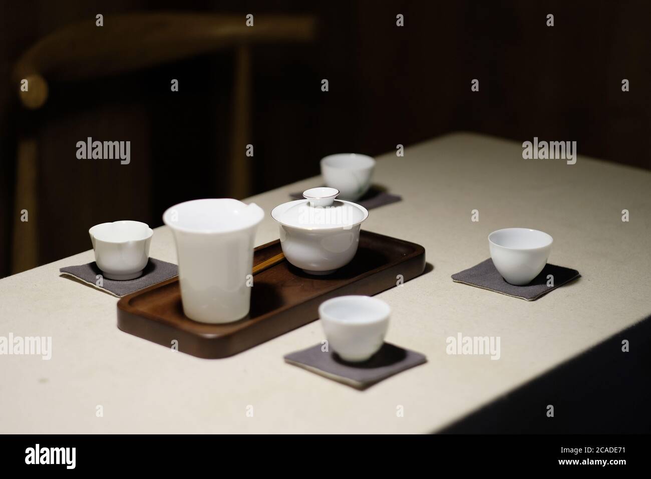 gros plan sur un plateau de thé sur la table blanche. flou arrière-plan sombre Banque D'Images