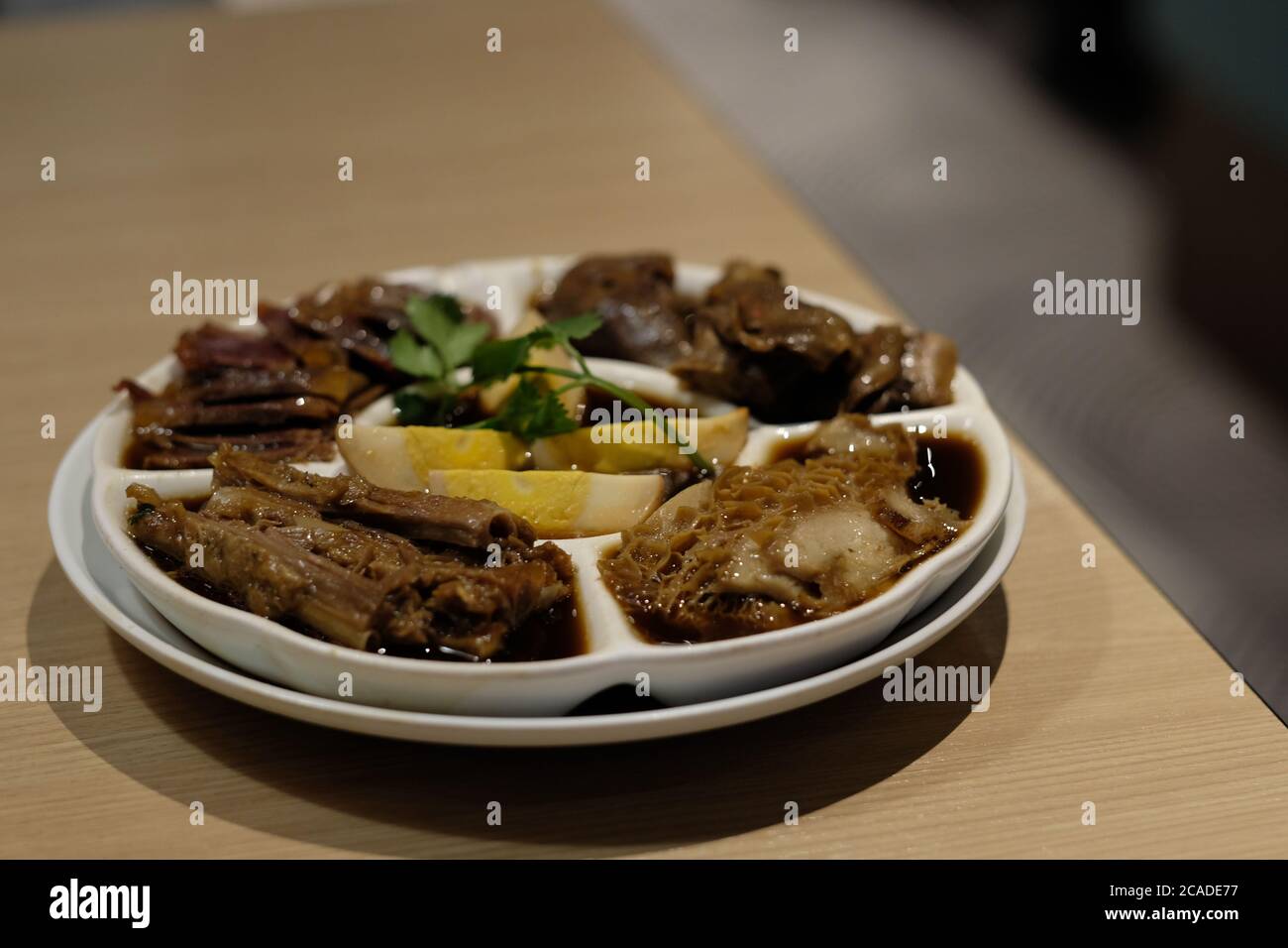 Gros plan sur une table en bois de la combinaison traditionnelle chinoise de viande braisée. Arrière-plan flou Banque D'Images