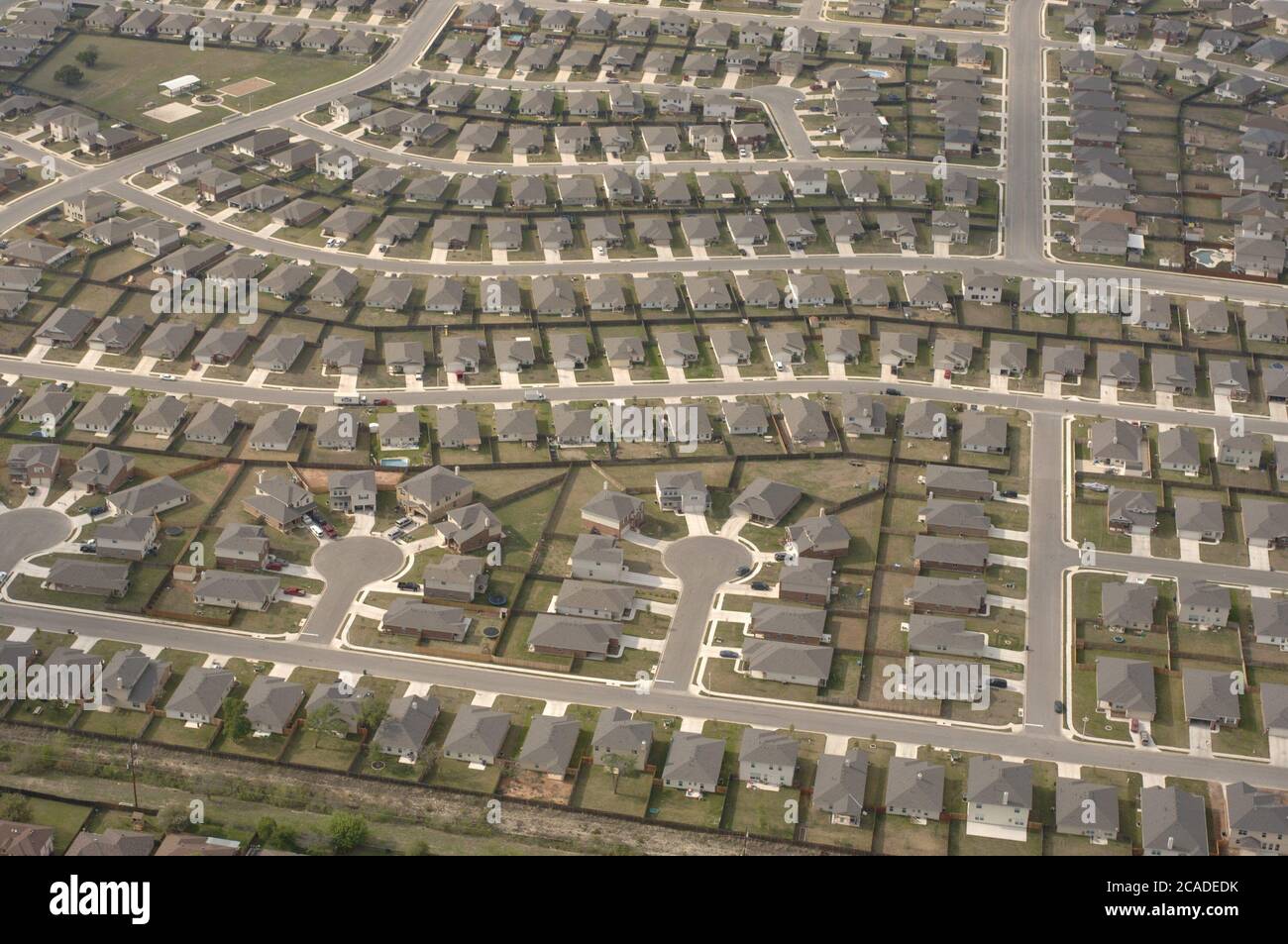 Austin, Texas États-Unis, avril 2006 : vue aérienne du développement de logements suburbains sans arbres de la classe moyenne à Round Rock, une banlieue nord d'Austin. Banque D'Images