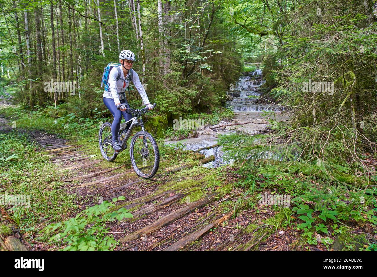 Oberammergau, Allemagne, 5 août 2020. Motard de montagne Profitez du paysage et de la vue panoramique sur le sentier jusqu'à une cabane de montagne. © Peter Schatz / Ala Banque D'Images