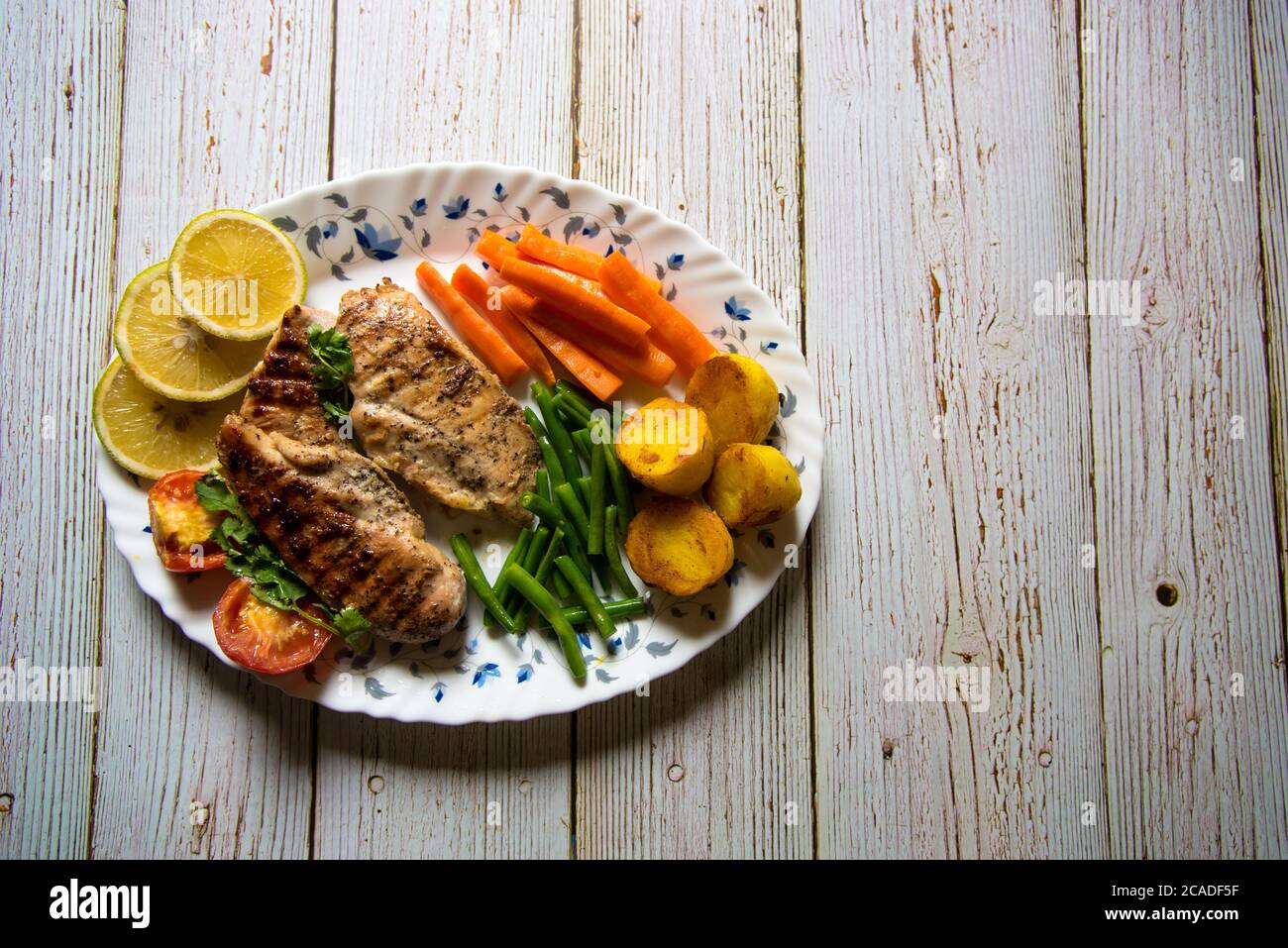 Steak de viande et de légumes dans une assiette sur un fond Photo Stock -  Alamy
