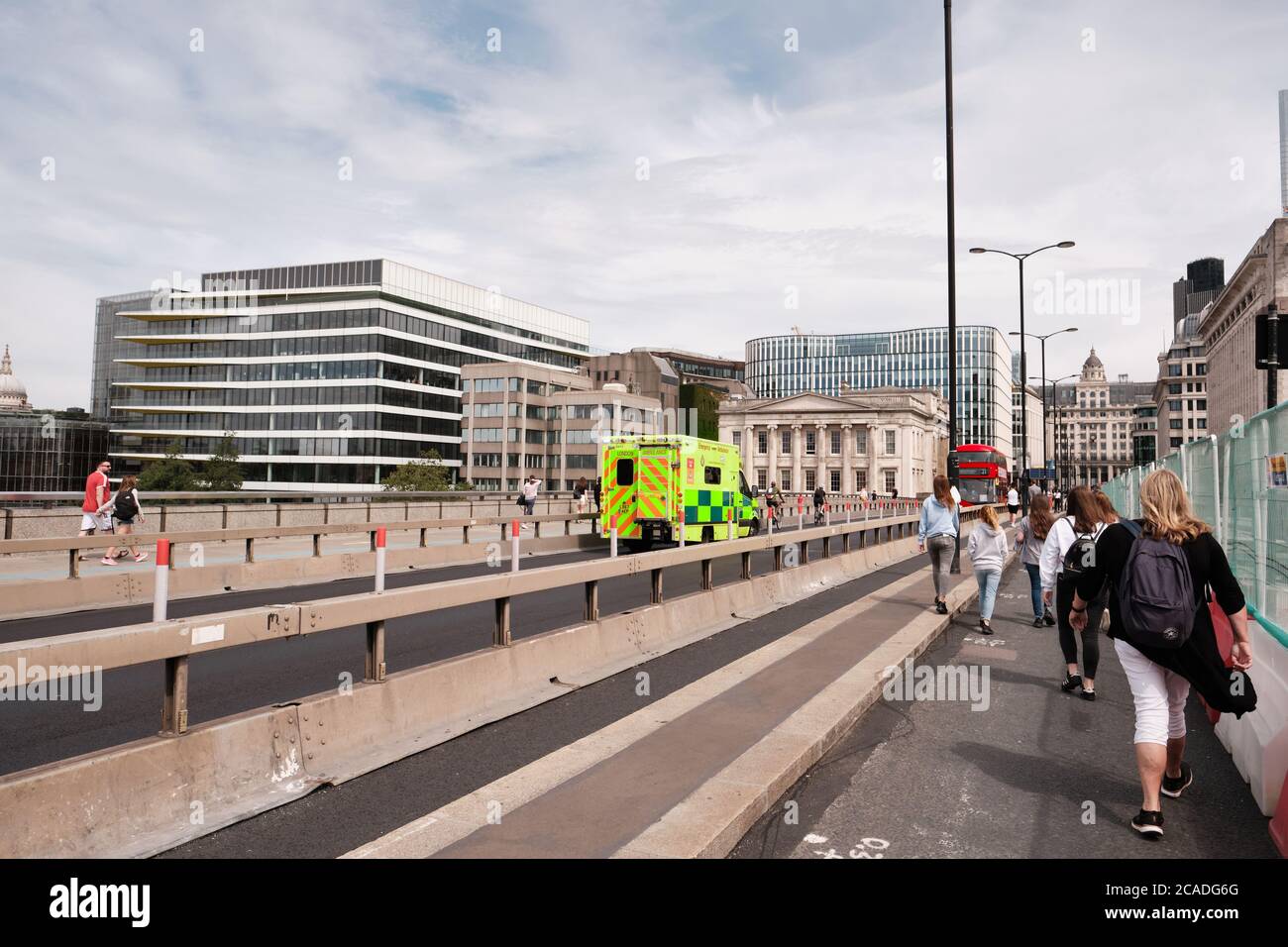 Un véhicule du NHS London Ambulance Service traversant la rivière Thames à travers le pont de Londres, dans le cadre de la pandémie COVID-19. Banque D'Images