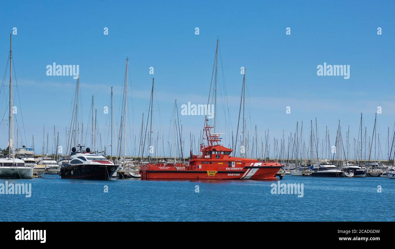 Torrevieja, Alicante, Espagne - juin 2020: Sauvetage en mer navire orange restant dans le port à côté de bateaux privés Banque D'Images