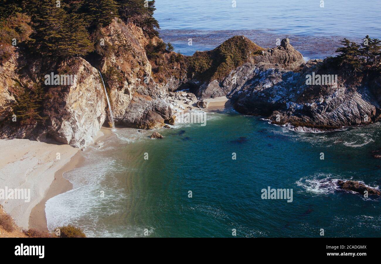 Vue classique des chutes McWay à Big sur Banque D'Images