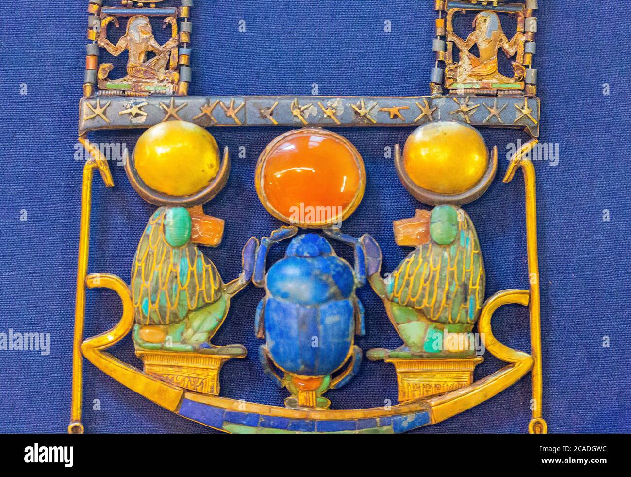 Egypte, le Caire, bijoux Toutankhamon, de son tombeau à Louxor : pectoral représentant la naissance du soleil. Banque D'Images