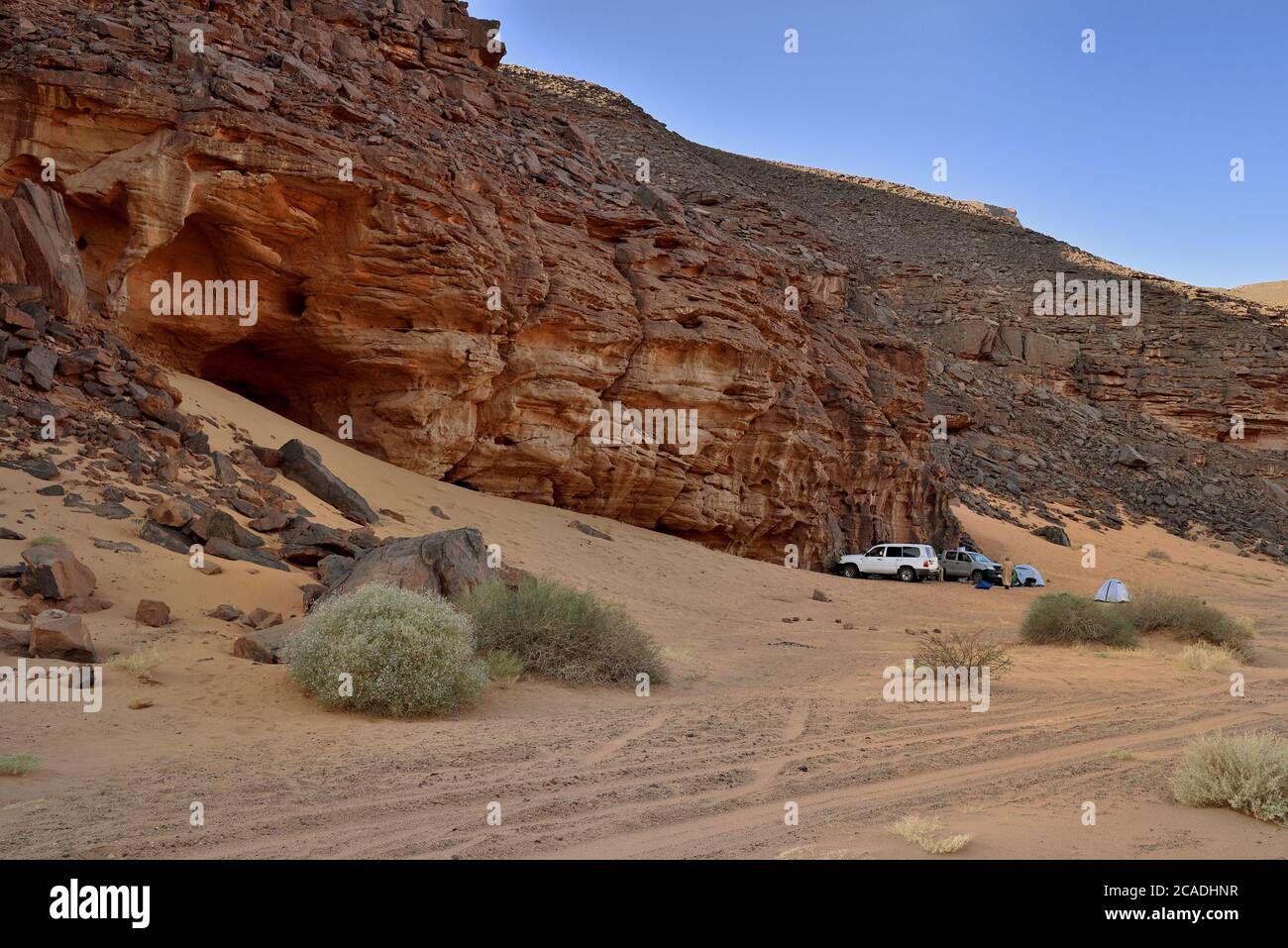 TASSILI TADRAR EN ALGÉRIE. PAYSAGE DÉSERTIQUE ET DUNES DE SABLE ET FORMATIONS ROCHEUSES. Banque D'Images