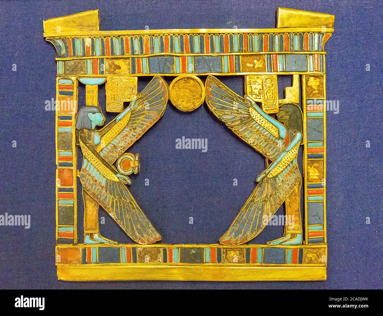 Egypte, bijoux Toutankhamon, de son tombeau à Louxor : Un pectoral en forme de pylône, montrant Isis et Néphthys ailés. Banque D'Images