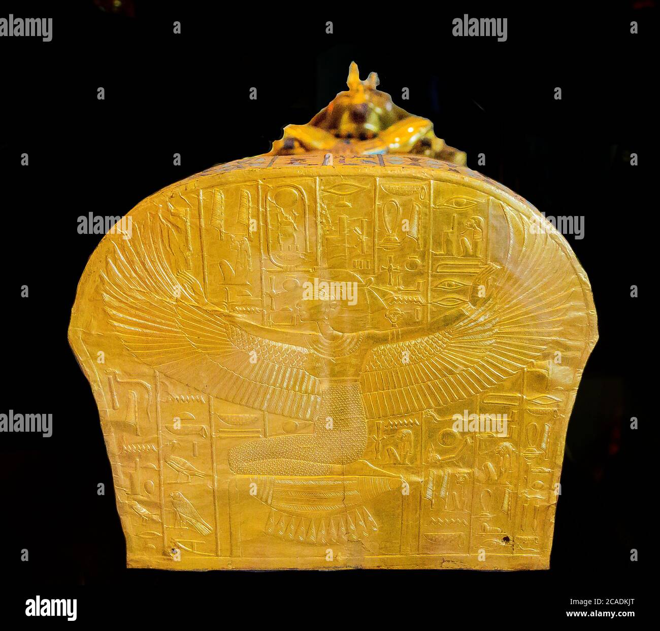Egypte, bijoux Toutankhamon, de sa tombe à Louxor : scène aux pieds du troisième cercueil (le plus intérieur), une déesse ailée d'Isis. Banque D'Images