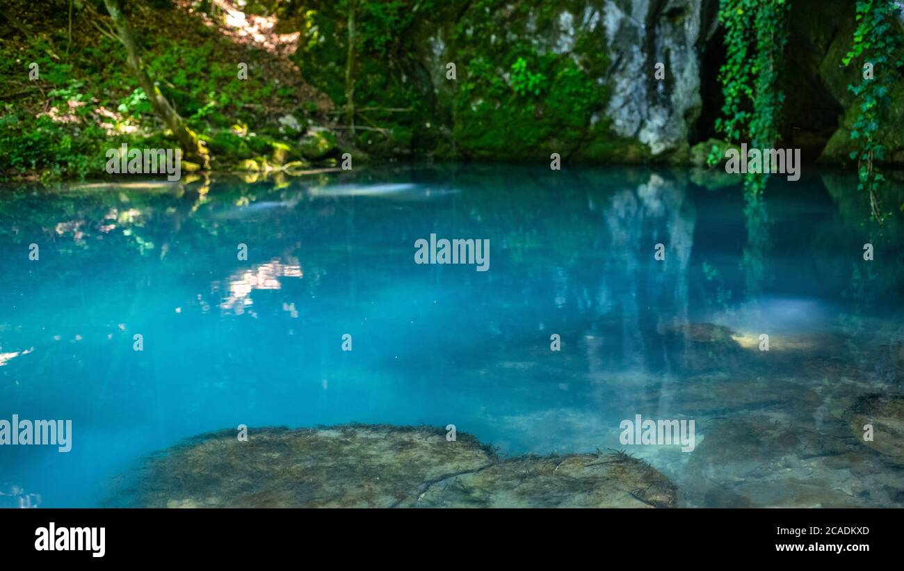 Krupajsko Vrelo (sources Krupaj) en Serbie, magnifique source d'eau avec cascades et grottes. Eau claire et bleue de guérison. Banque D'Images