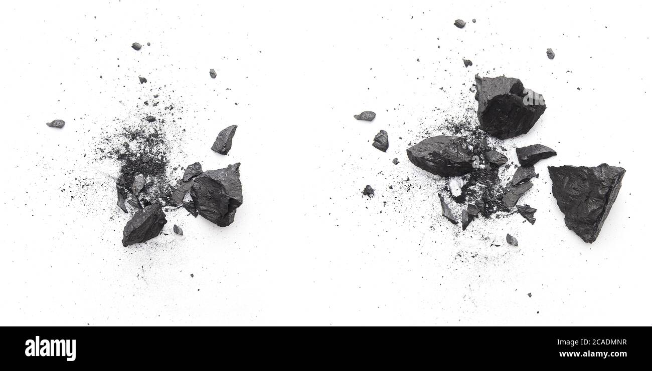 Morceaux de charbon noir cassé isolés sur fond blanc Banque D'Images