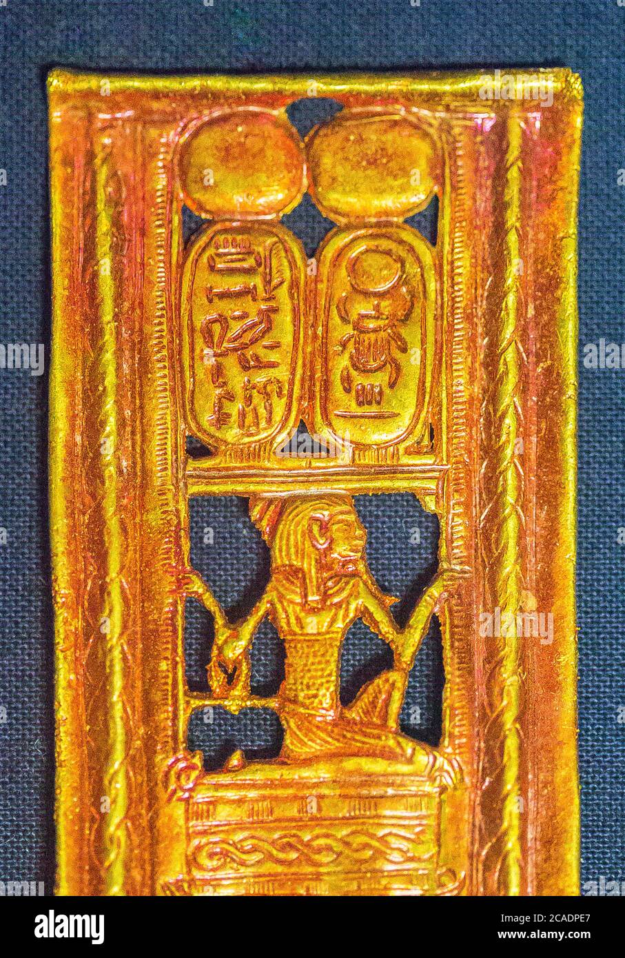 Egypte, bijoux Toutankhamon, de son tombeau à Louxor : boucle en or rouge, montrant le Dieu Heh soulevant les cartouches du roi. Banque D'Images