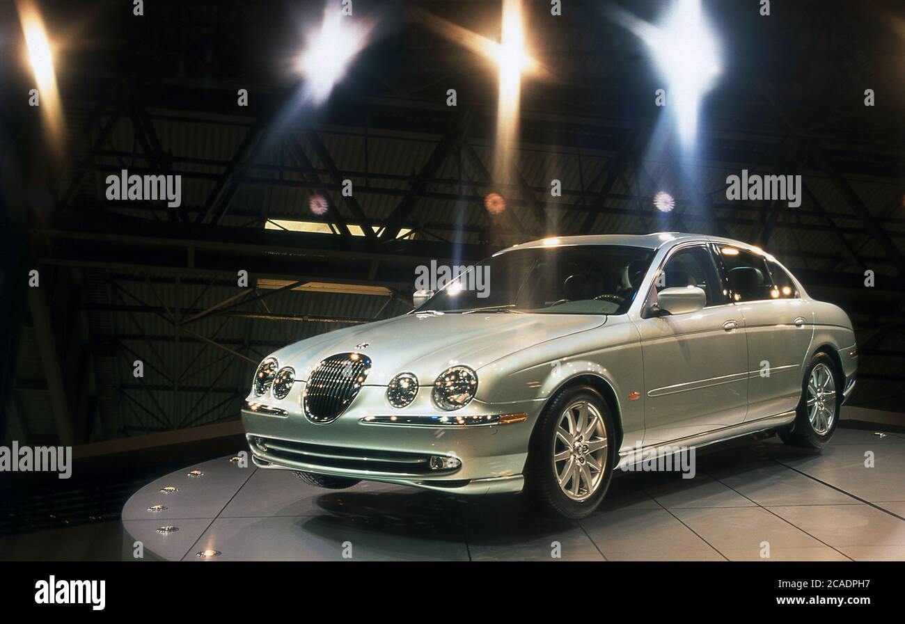 Présentation de la Jaguar S Type au salon international de l'automobile de Birmingham 1998 Banque D'Images