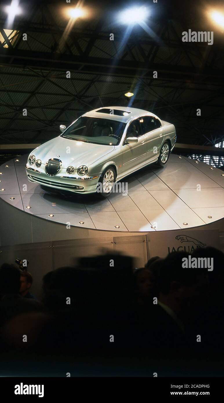 Présentation de la Jaguar S Type au salon international de l'automobile de Birmingham 1998 Banque D'Images