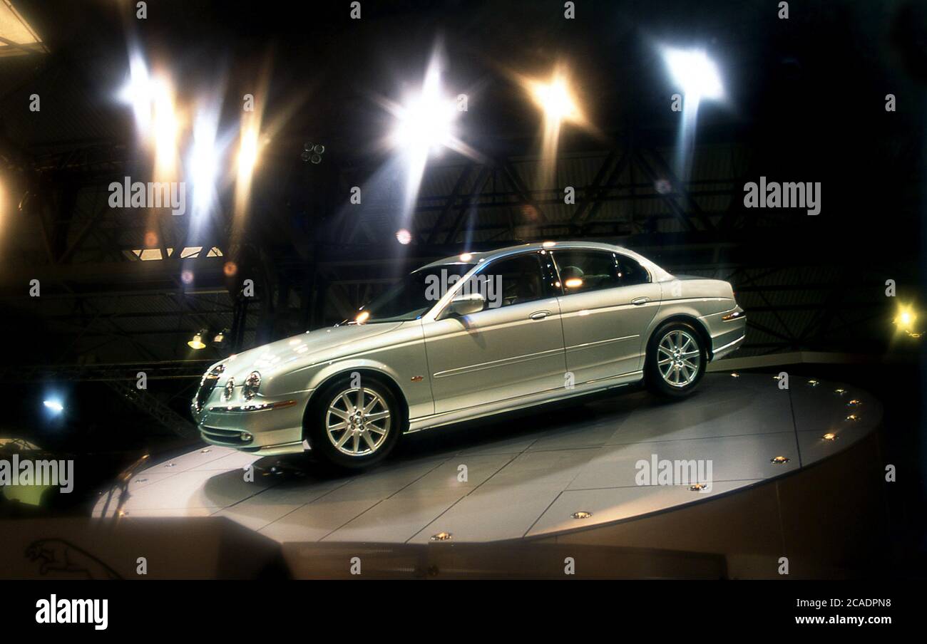 Présentation de la Jaguar S Type au salon international de l'automobile de Birmingham 1998 Banque D'Images