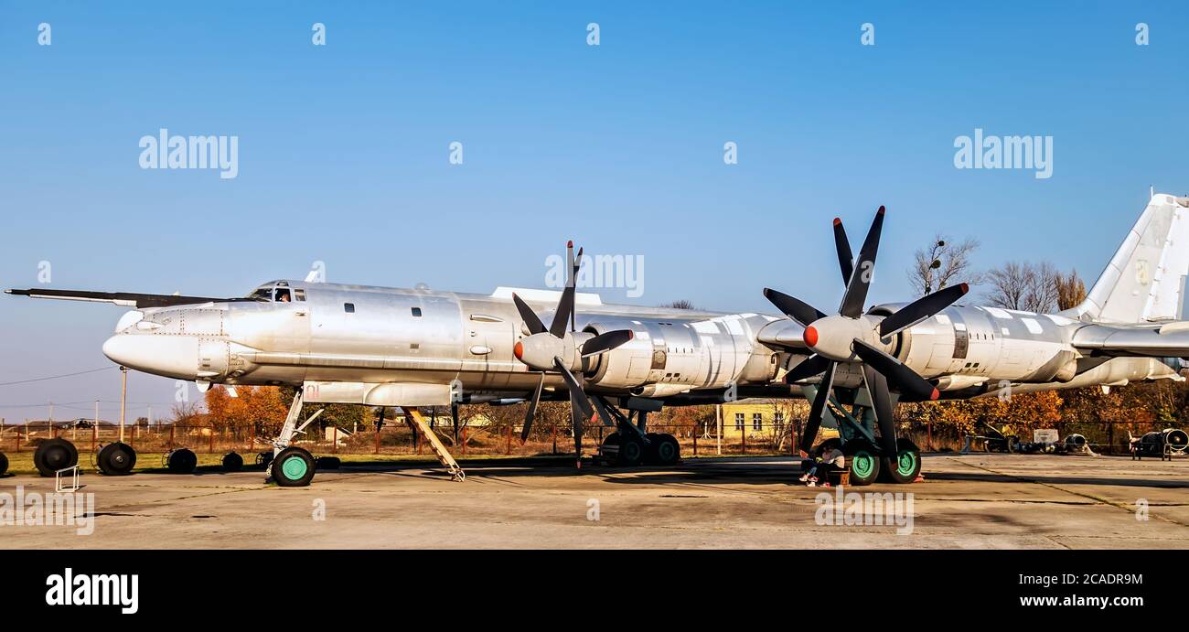 POLTAVA, UKRAINE - 19 OCTOBRE 2019 : Tupolev russe Tu-95 Bear Bomber. Musée national d'histoire militaire de Poltava en Ukraine. Banque D'Images