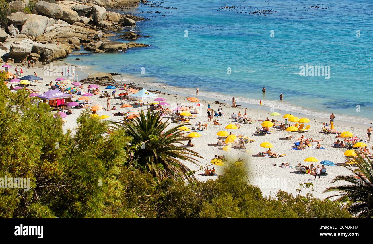 Une vue d'ensemble de Clifton Fourth Beach à la fin de l'été montrant la belle eau bleu-turquoise clair et le sable blanc propre. Banque D'Images