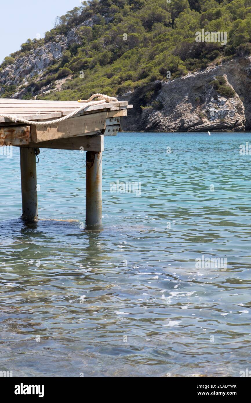 Jetée en attente d'un bateau dans la baie de Cala Llonga, Ibiza, îles Belériques, Espagne Banque D'Images