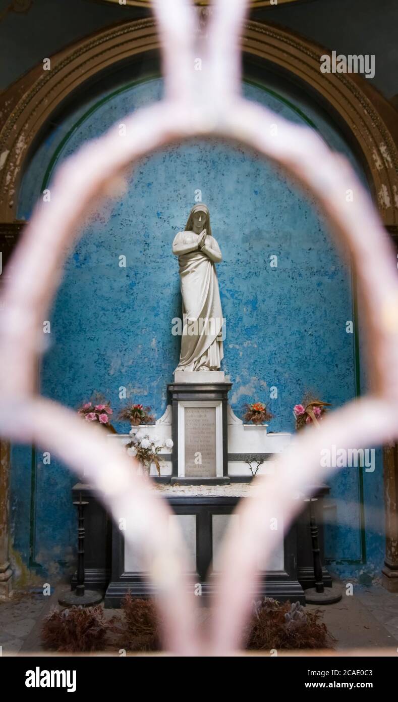 Statue d'une vierge priante dans une chapelle dans un cimetière, la meilleure photo. Banque D'Images