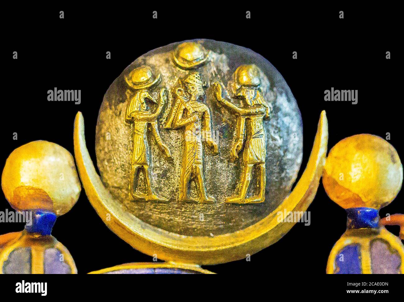 Egypte, du tombeau de Toutankhamon à Louxor, pectoral : à l'intérieur d'un disque lunaire, le Dieu solaire Ra et le Dieu lunaire Thot couronnant le roi. Banque D'Images