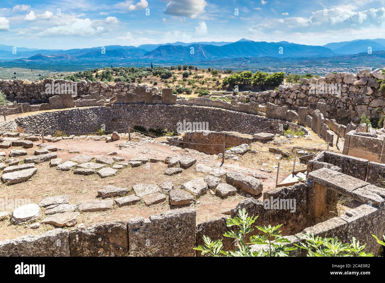 Tombe des Rois et ruines de la ville antique de Mycenae, Grèce en un jour d'été Banque D'Images