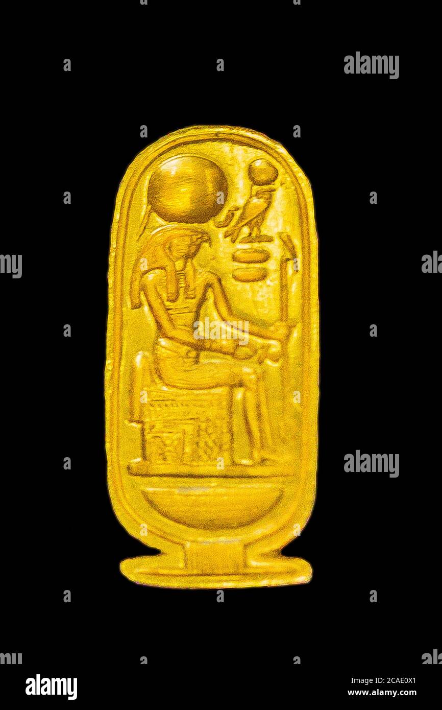 Egypte, bijoux de Toutankhamon, de sa tombe à Louxor : bague en or en forme de cartouche, avec le Dieu re sur un panier ('neb'). Banque D'Images