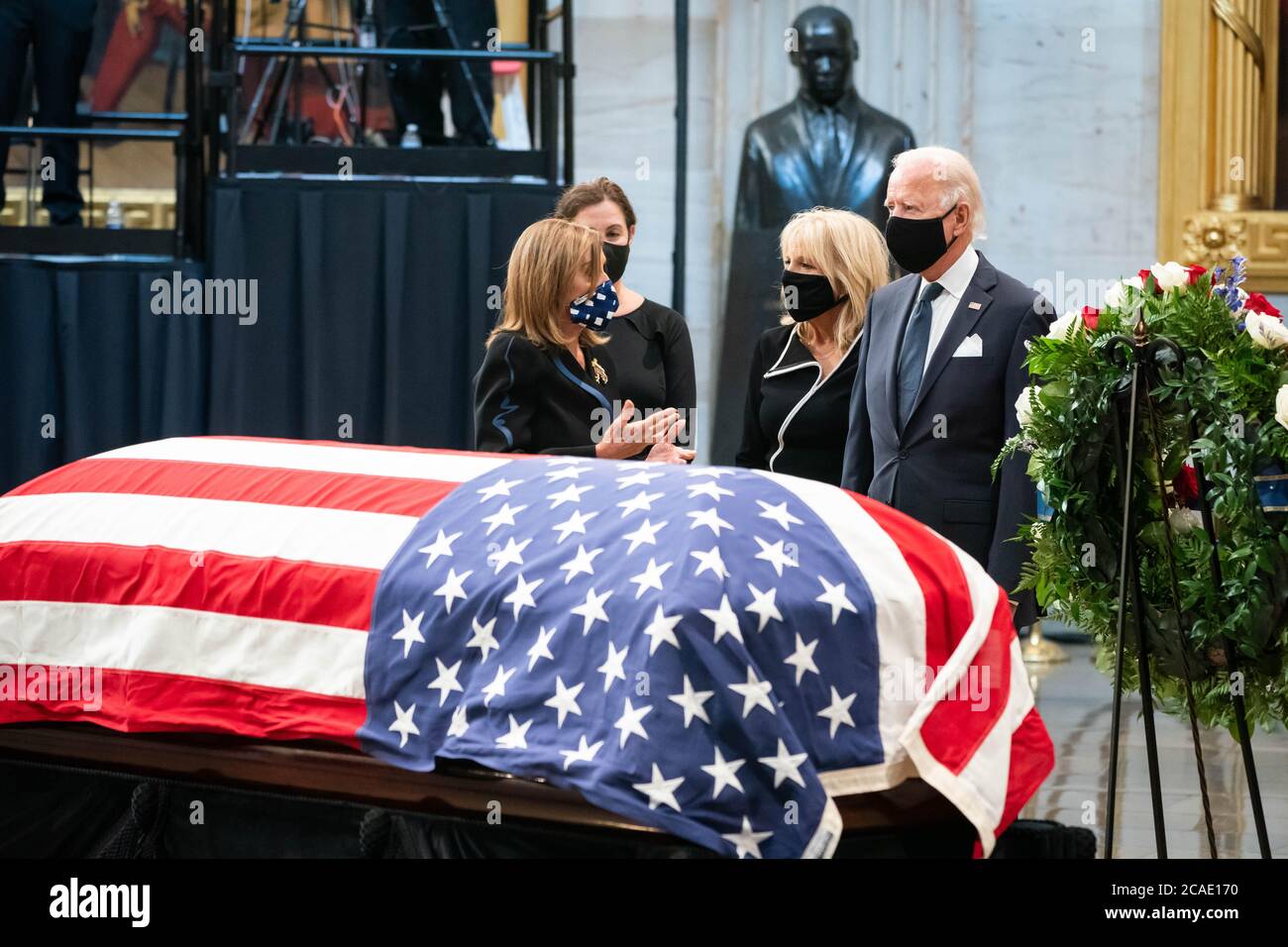 WASHINGTON DC, États-Unis - 27 juillet 2020 - Joe Biden et Jill Biden par leurs respects envers le regretté congressiste John Lewis au Capitole des États-Unis, Washington, DC, Banque D'Images