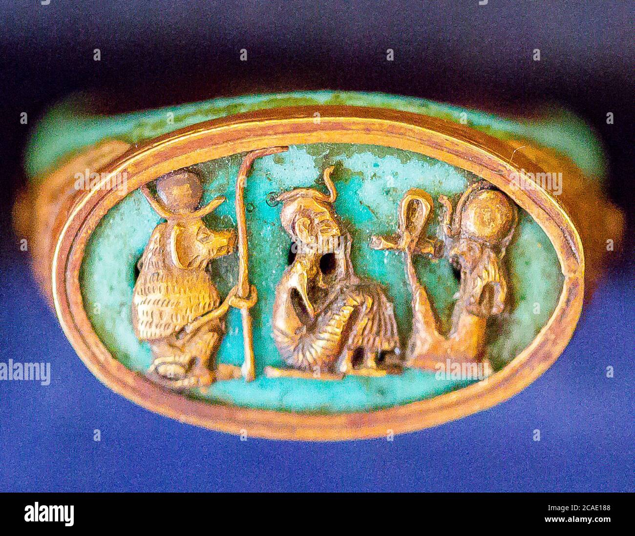 Egypte, le Caire, bijoux Toutankhamon, de sa tombe à Louxor : bague avec le roi entre les dieux Ra-Horakhty et Thot. Banque D'Images