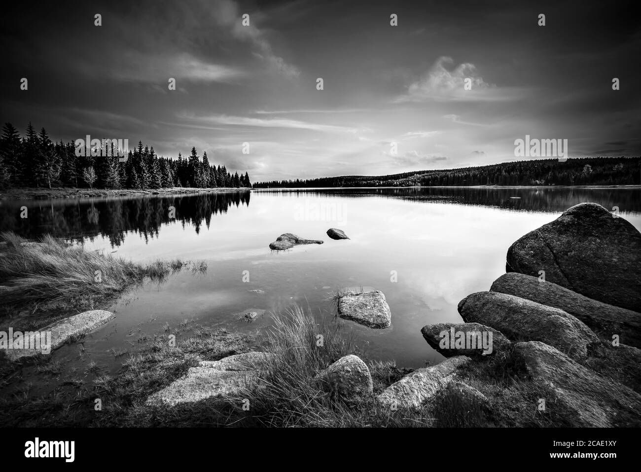 Le barrage de Cerna NISA près de la ville de Bedrichov dans les montagnes de Jizera, République Tchèque, la meilleure photo, noir et blanc. Banque D'Images