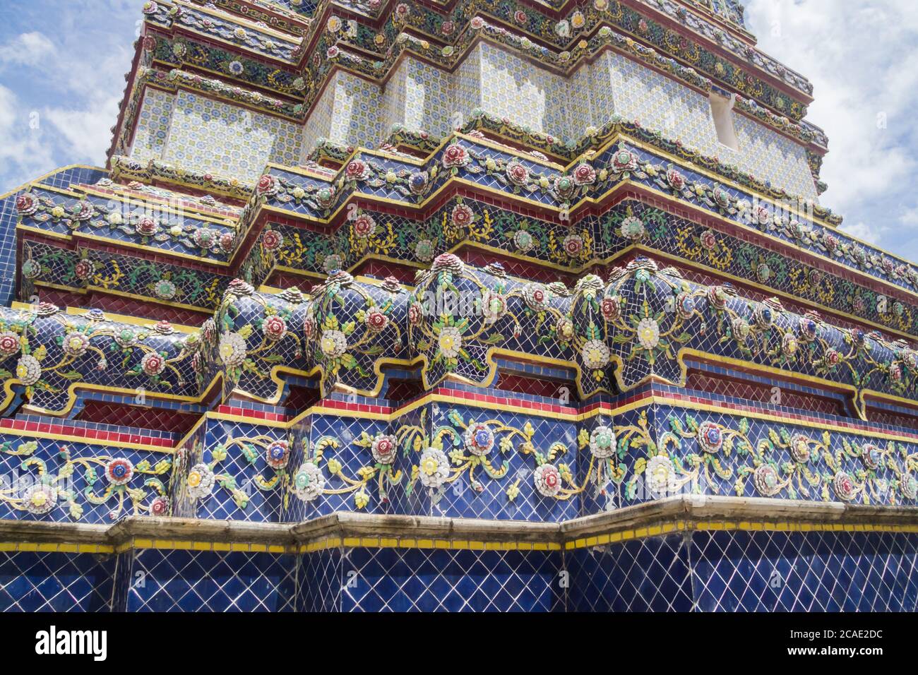 Gros plan d'un temple bouddhiste dans le complexe de Wat Pho, dans le quartier de Phra Nakhon à Bangkok, en Thaïlande Banque D'Images