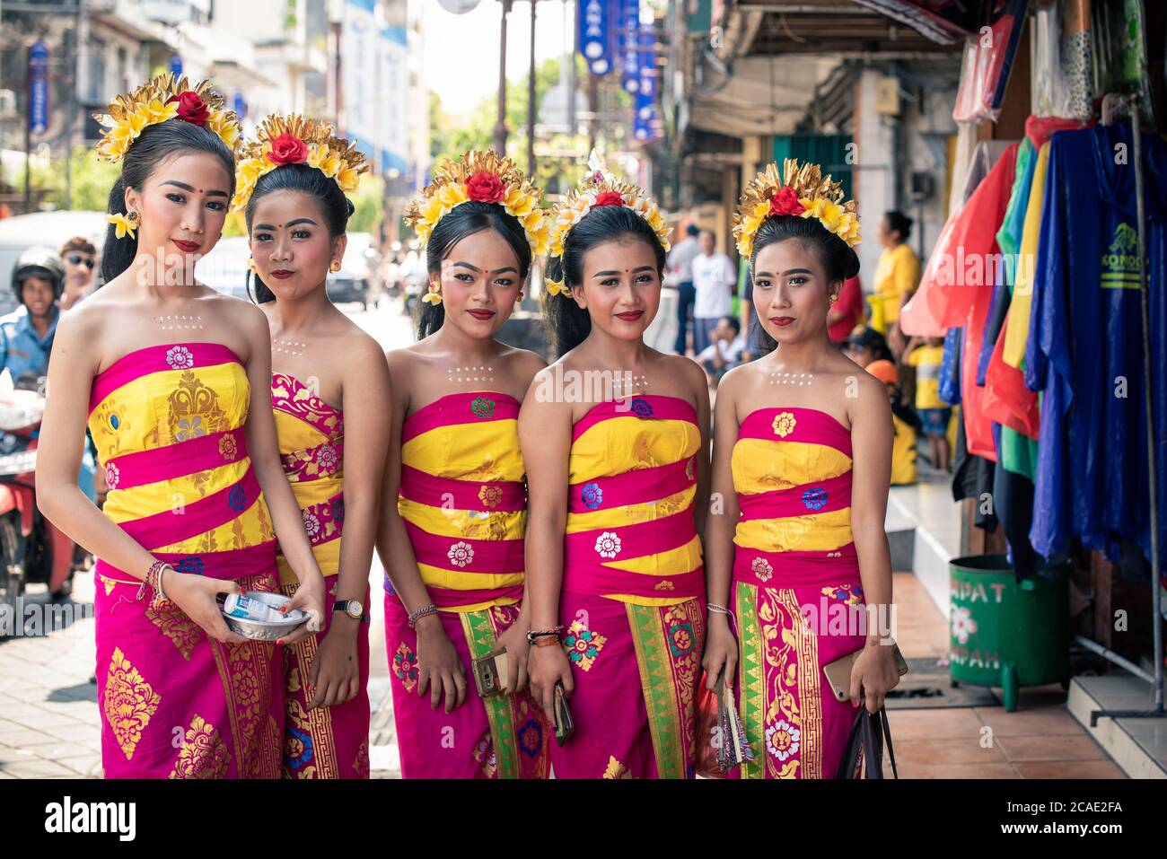 Mars 2019. Tanah Lot, Bali. Indonésie: Personnes dans la rue de Denpasar,  la capitale de Bali, attendant la visite du président national Photo Stock  - Alamy