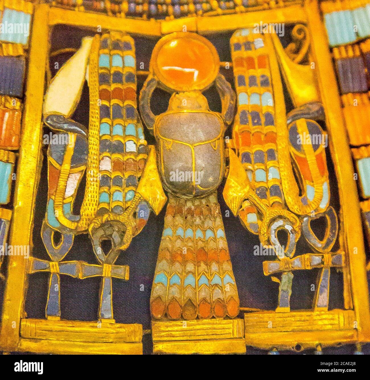 Egypte, le Caire, bijoux Toutankhamon, de son tombeau à Louxor : Un contrepoids pour le pectoral, combiné avec le corslet du roi. Banque D'Images