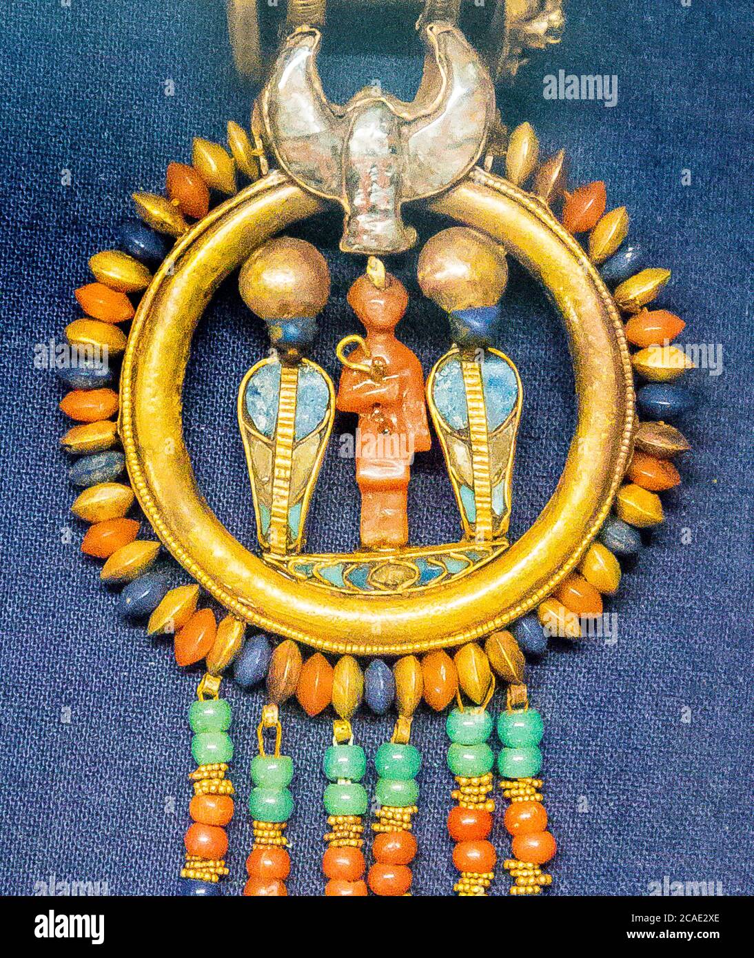 Egypte, Caire, bijoux Toutankhamon, de sa tombe à Louxor : boucle d'oreille montrant le roi et 2 serpents solaires, sous un faucon volant. Banque D'Images