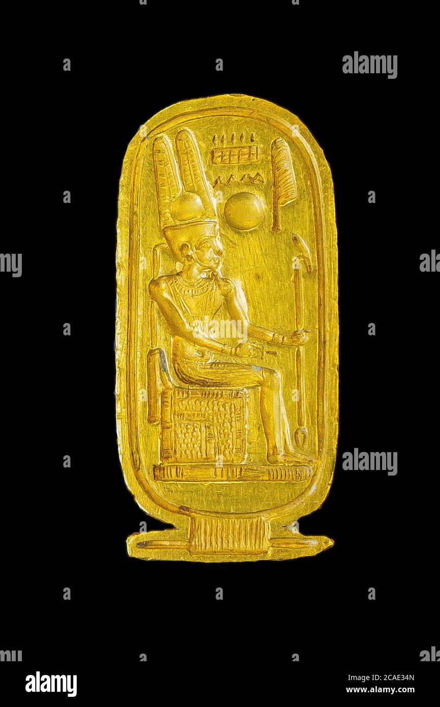 Égypte, le Caire, Musée égyptien, bijoux Toutankhamon, de sa tombe de  Louxor : anneau d'or en forme de cartouche, représentant le dieu Amun-Ra  Photo Stock - Alamy