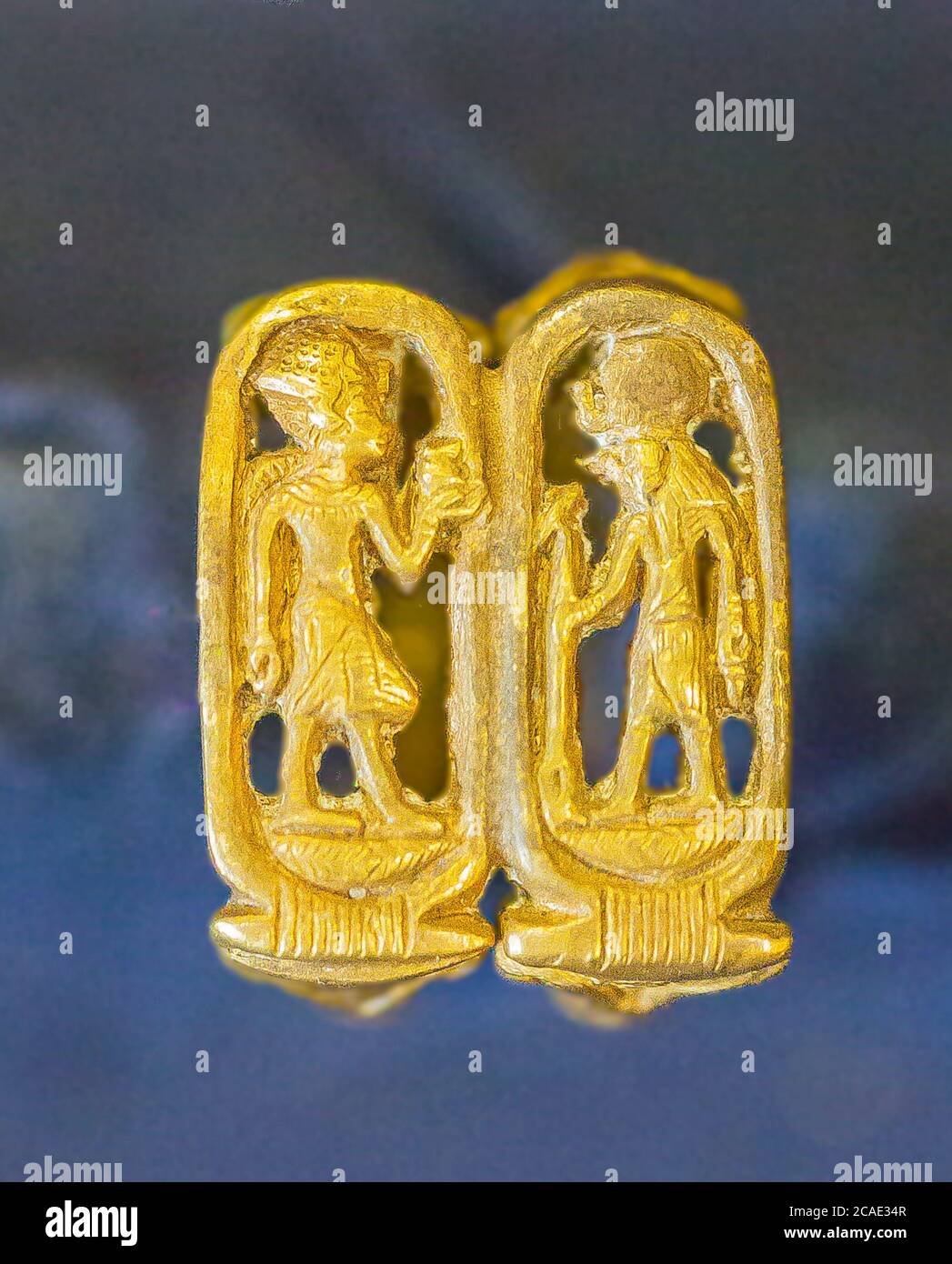 Egypte, bijoux Toutankhamon, de son tombeau à Louxor : double bague en or en forme de cartouches, avec le roi offrant un vase. Banque D'Images